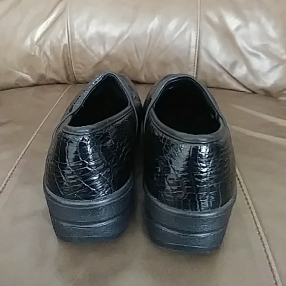 Women's Jayla Air Flex Croc Embossed Clogs - Picture 4 of 5